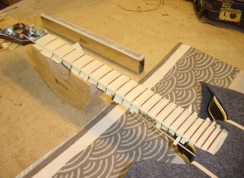 Abkleben des Griffbrettes um das Holz nicht zu beschädigen.