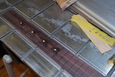 Das Griffbrett habe ich aus Palisander passgenau für den Neck angefertgt. Jetzt werden die Dots eingearbeitet, ...