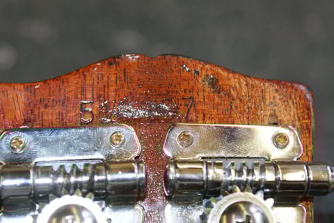 Seriennummer kaum mehr lesbar. 