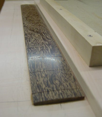 Wenn das Griffbrett poliert wird, bekommt es einen wunderschönen Glanz.