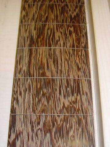 Gut zu sehen, die schöne Maserung der Wenge.