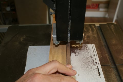 Das neue Griffbrett wird erst einmal zurechtgefräst und auf 2,54mm kalibriert.