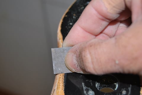 Der Lack wird trotzdem vorsichtig mit einer Ziehklinge entfernt.