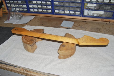 Frisch lackiert. Es werden noch zwei Lackiergänge folgen, bevor dann alles auf Hochglanz poliert werden kann. 