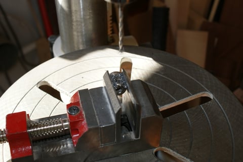 ... aus dem Fixierstück wird das gebrochene Stück ausgebohrt.