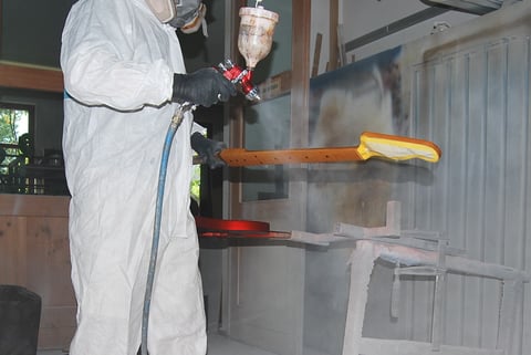 Zuerst wurde der Hals noch eingefärbt und erhält nun den Finalen Lackiergang mit Klarlack.