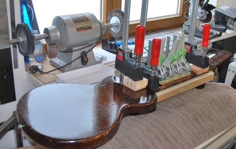 Jetzt kann das Griffbrett aufgeleimt werden.