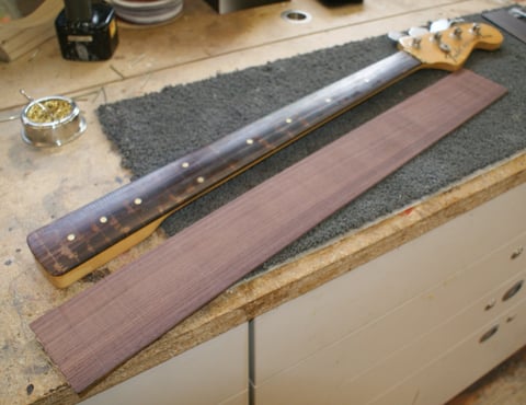 Bevor das Griffbrett entfernt wird, suche ich noch ein passendes Griffbrett.