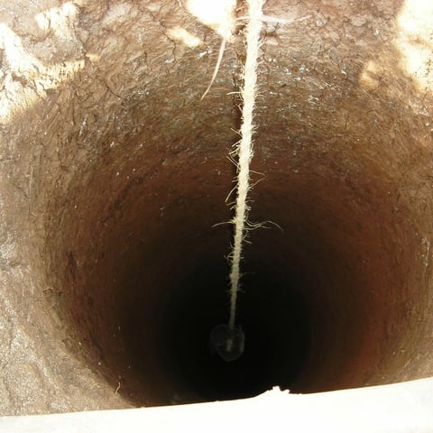 buco del pozzo dal diametro di circa mt 1 con profondità da 10 -30 mt.