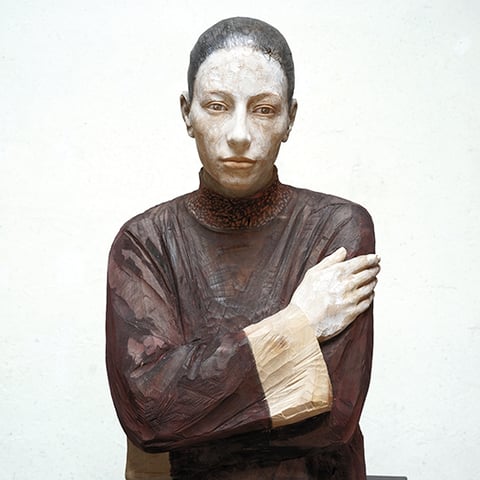 bruno walpoth, "die neugierige", 2023, 71 x 40 x 32 cm, walnut – erlas galerie
