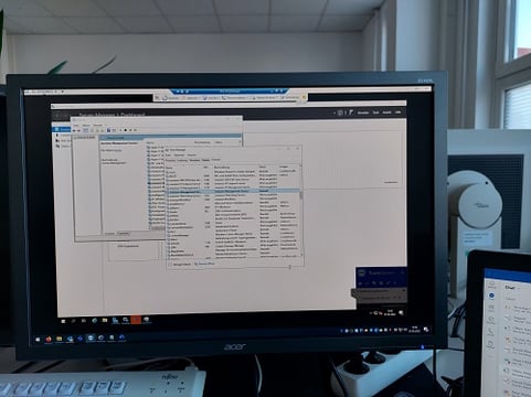 Foto von Tisch mit Bildschirm