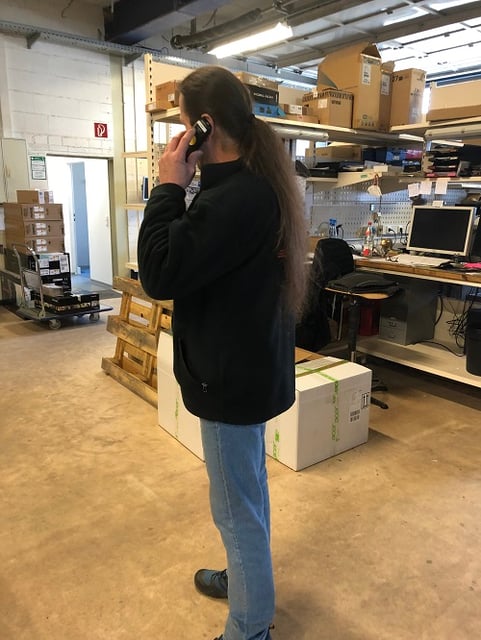 Foto von Tisch mit Bildschirm