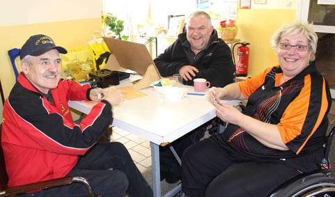 Lebensfroh  und tischtennisbegeistert. Ulrike Zottel mit ihrem Mann Wolfgang und Helmut Faltinger in Sierndorf im Februar 2016.