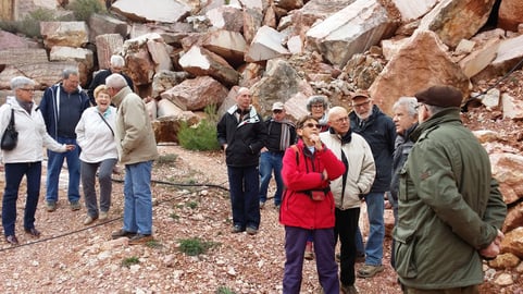 Visite de la carrière en exploitation de la Terralbe. Louis Fernandez, administrateur, répond aux questions.