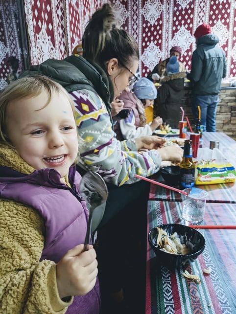 Kinderfreundliches Abendessen in Jordanien