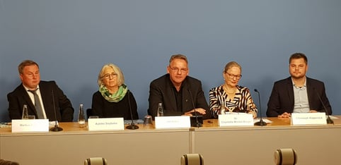 v.l.n.r.: Markus Zabron (Väternetzwerk), Aybike Soybaba (BIGE - Bundesinitiative Großeltern), Ulf Hofes (Papa Mama Auch), Dr. Charlotte Michel-Biegel (Papa Mama Auch), Christoph Köpernick (VAFK)