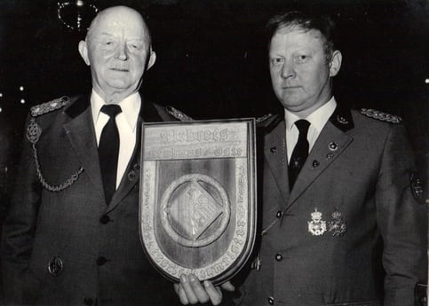 Überreichung des Ehrenwappens des Schützenverbandes an den Ehrenkreisschützenmeister Heinrich Jürgens. Rechts der neu gewählte Kreisschützenmeister Wilhelm Weber.