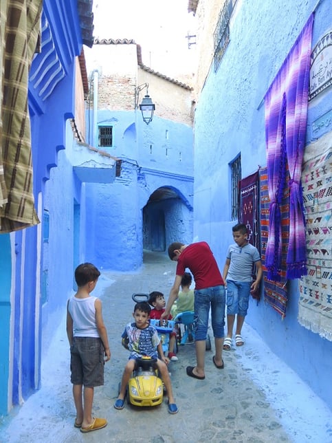 アフリカ モロッコ ラマダン明けのシェフシャウエン 露地で遊ぶ子供たち