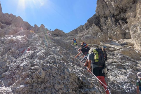 Wandergruppe bei hochalpiner Wanderung, Steig mit Drahtseil versichert