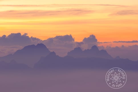 Gipfelmeer bei mystischem Sonnenuntergang