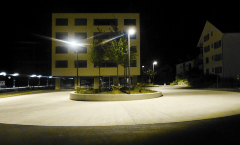 Hell beleuchteter Bahnhofplatz in Bubikon (Bild Screenshot brunner-elektro-engineering.ch)