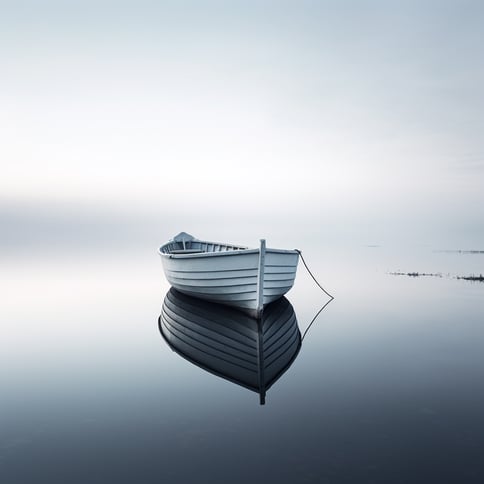 ein Boot, das in der Ferne auf einem ruhigen Gewässer schwimmt, im Stil sanfter Tonverschiebungen, dunkles Weiß und Hellblau, sanfte und verträumte Darstellungen, nachdenkliche, heitere Stimmung, kontrastreiche Fotos