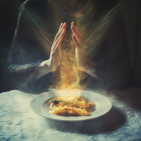 Die Hände einer Frau schweben über dem Tisch, während ein ätherischer Glanz von ihren Handflächen und Fingern über einem Teller Pasta ausgeht und mystische Energiewellen erzeugt, die ihn umhüllen. Der Hintergrund ist dunkel und geheimnisvoll und trägt zur