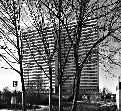 Foto: Peter Liptow. Hochhaus am Helene-Weigel-Platz 