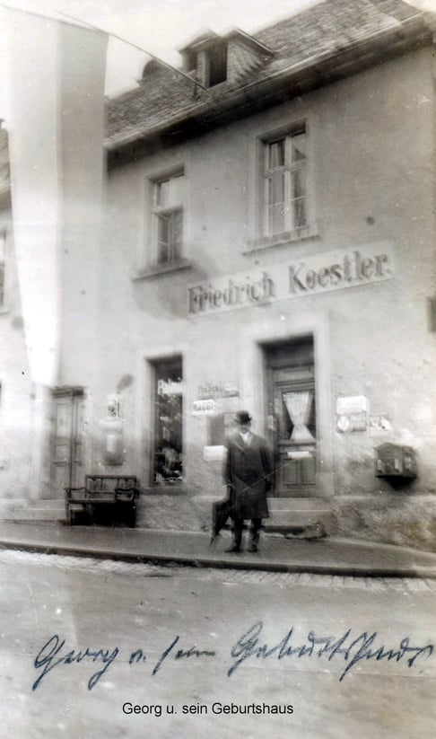 Geoirg vor seinem Geburtshaus