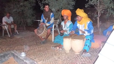 モロッコ/サハラ砂漠ベルベル人お兄さんの演奏会♡　モロッコ現地ツアー紹介/青い街シャウエン在住Mikaのブログ