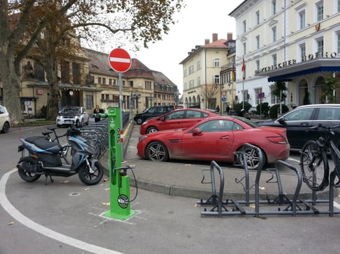 Montage der Wegweiser, Radverkehrsförderung im Landkreis Dachau, Themenradtour Räuber-Kneißl-Radweg