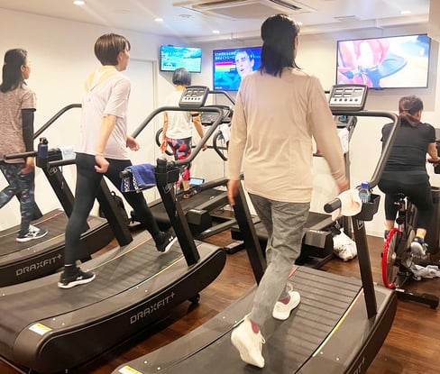 低酸素ウォーキングのカルクフィットなら、業界最安級で低酸素トレーニングが可能です