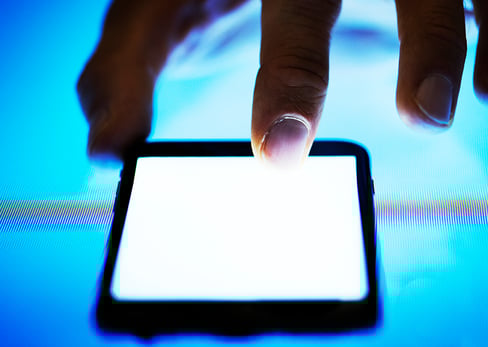 Blaulicht am Handy und Laptop