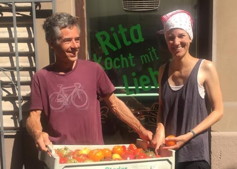 Übergabe der bunten Paradeiser an Rita