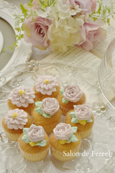 フラワーケーキ  大阪　ケーキ　教室　習い事　スイーツ　田中聖子　ケーキ教室　お菓子教室　スウィーツ　カップケーキ