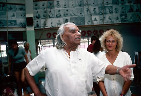 Ruth ungefähr 1990 mit dem dem Yogameister Iyengar in Pune, Indien