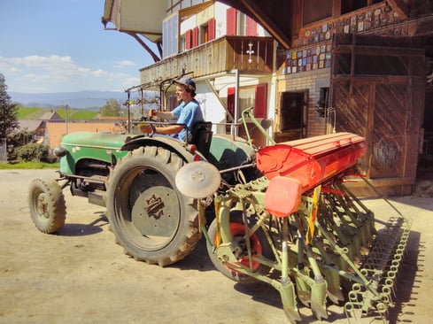Der erste Traktor des Hofs ist immer noch im Einsatz.