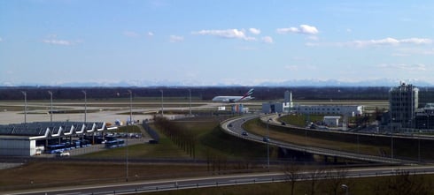 Besucherhügel am Flughafen (mit Airbus A380) - im Hintergrund die Alpenkette, bitte klicken um zu vergrößern