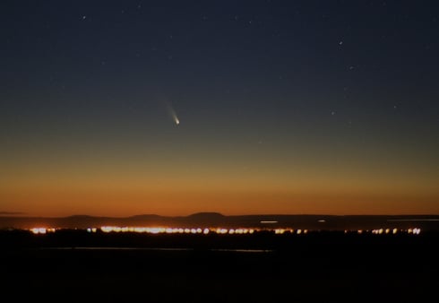 PANSTARRS am 03.03.2013 über der Stadt Brisbane  (wikipedia: cafuego from Melbourne, Australia)