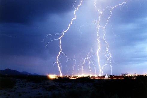 "Lightning over Las Cruces, New Mexico" von U.S. Air Force photo by Edward Aspera Jr. (wikipedia, gemeinfrei)