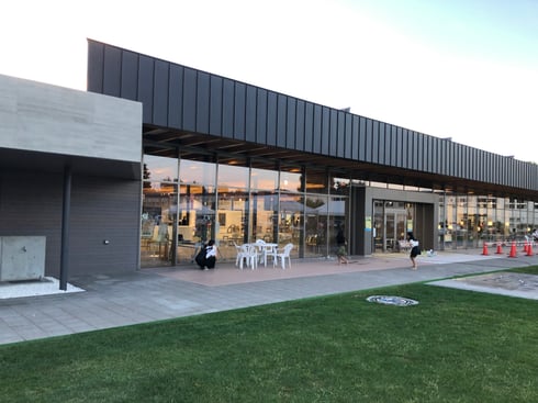 美術館のような出で立ち。晴れた日の芝生はとっても気持ちが良い。