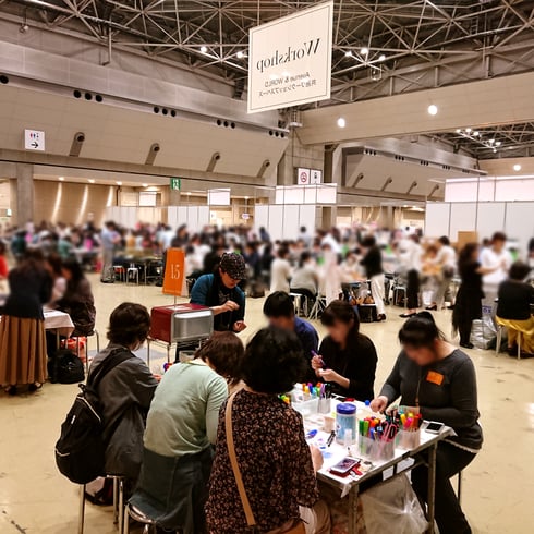 昨年の「第43回 2019日本ホビーショー」での、ナナアクヤの立体花プラバンワークショップの様子です。