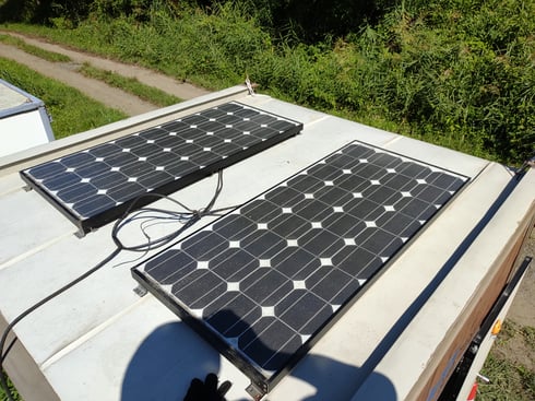 屋根の上に設置しました、さっそく発電しています