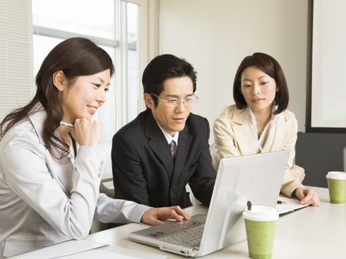 パソコンを操作する様子