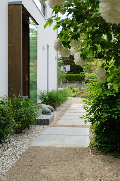 dieartigeGARTEN // NEU: 35m Weg zum Haus | ohne Pflastersteine, dafür mit Stahlkanten+Blaustein, ganz entspannt