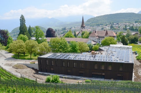 31. Mai 2014 – Die Fotovoltaik-Anlage ist fertig. Umgebungsarbeiten und Innenausbau sind im Gang