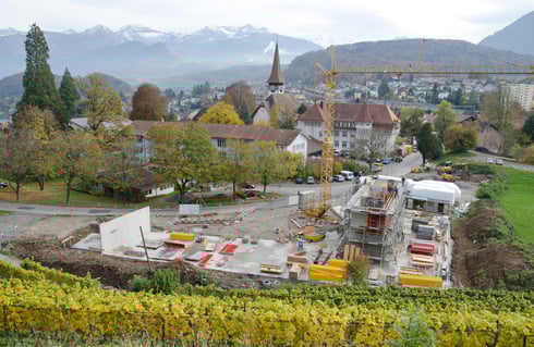 1. Nov. 2013 – es wird betoniert, und das Holz für die Fassade ist auch schon bereit!