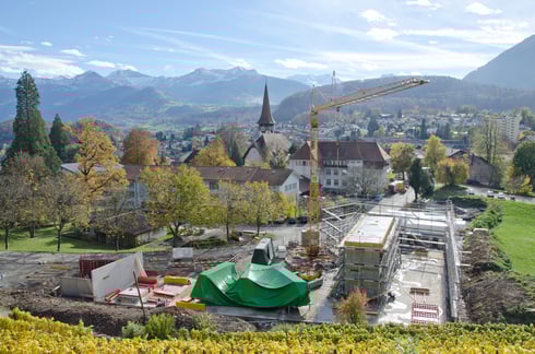   8. Nov. 2013 – Das Gerüst um den Bibliothek/Ludothek-Teil steht.
