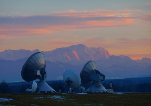 Faszination Raisting mit der Zugspitze im Hintergrund