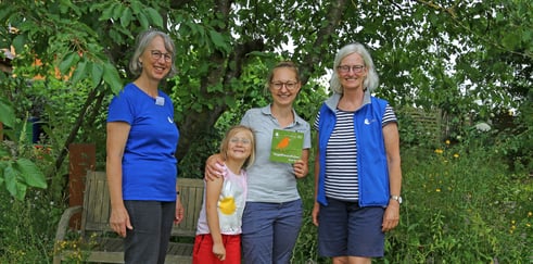 Gartenjury mit Gartenbesitzerin bei Plakettenübergabe © C. Bria, LBV Bildarchiv